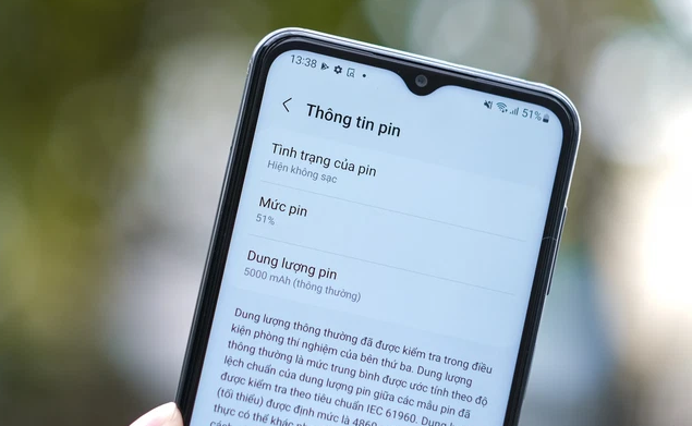 Hai sản phẩm đều sử dụng viên pin 5.000mAh song khác nhau ở công suất sạc nhanh
