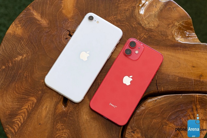 iPhone SE 2022 có kích thước lớn hơn nhưng màn hình lại nhỏ hơn so với iPhone 12 mini