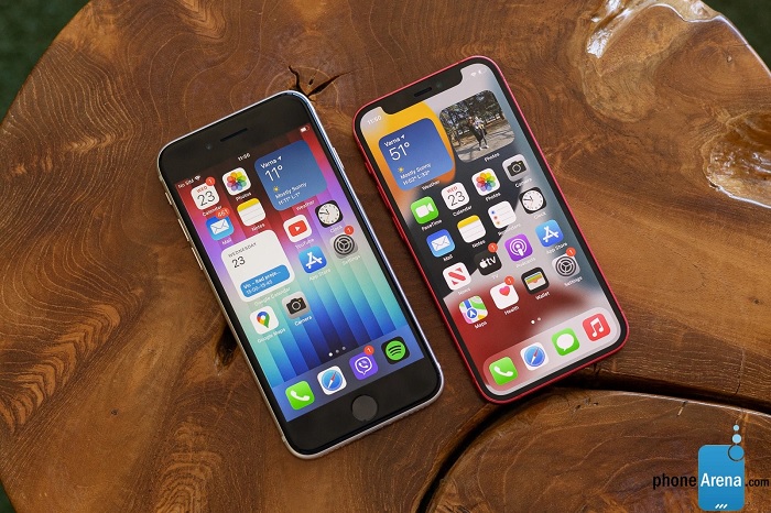 iPhone 12 mini được trang bị màn hình lớn hơn cùng độ sáng cao hơn iPhone SE 2022