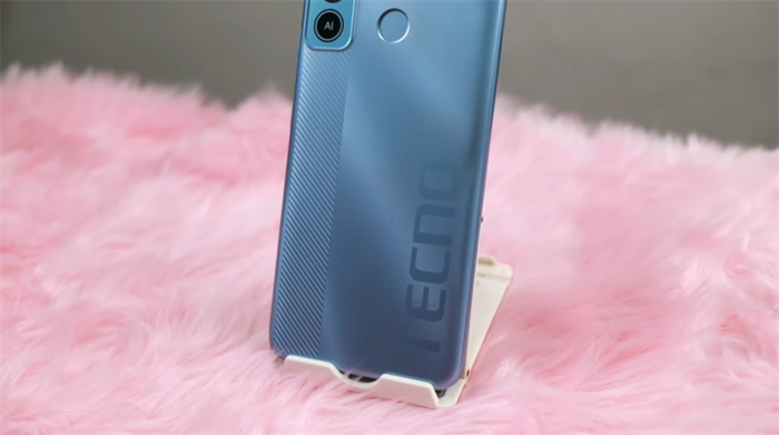 Phần chữ TECNO tạo điểm nhấn