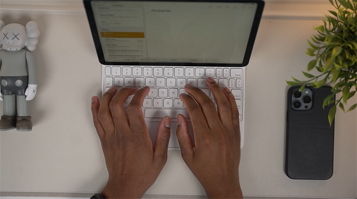 Máy có thể kết hợp với Apple Magic Keyboard để biến thành một chiếc laptop 2 trong 1