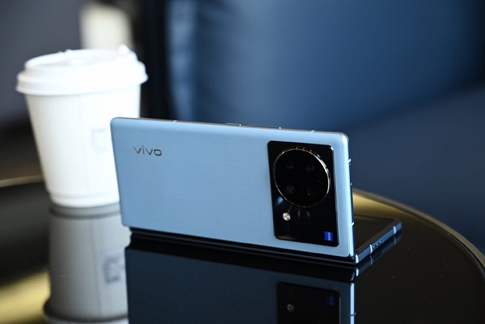 Mặt lưng của vivo X Fold cũng được làm từ chất liệu giả da