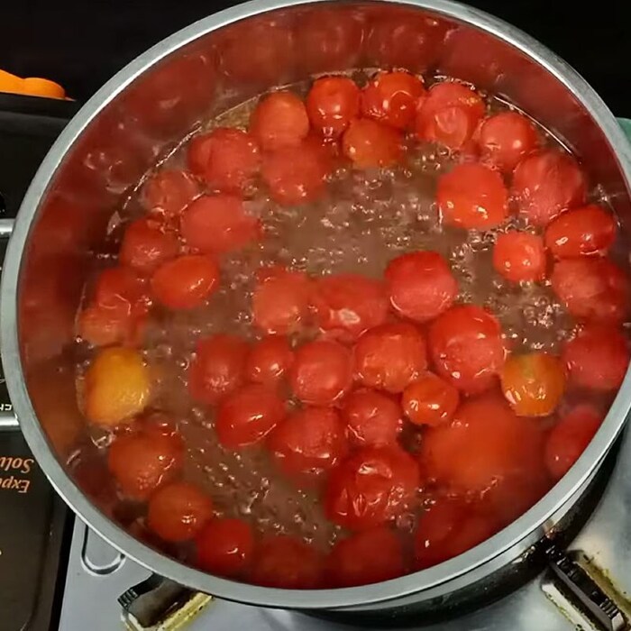 Luộc cà chua 2-4 phút với nước sôi
