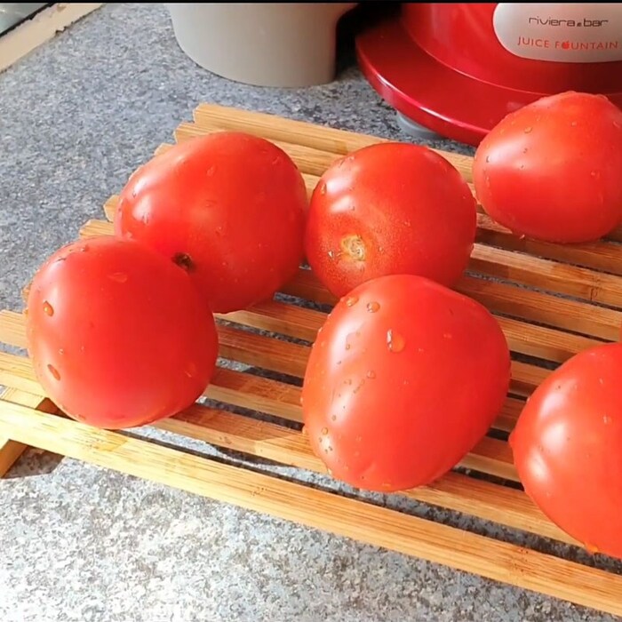 Cà chua rửa sạch, để ráo