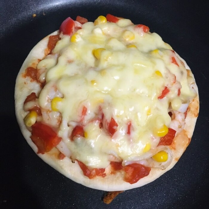Pizza chuẩn bị nướng trên chảo