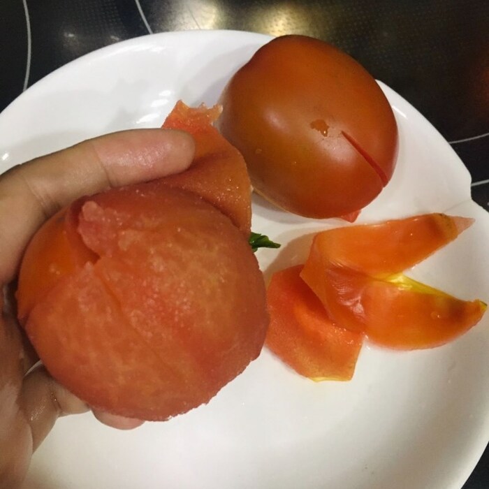Bóc tách phần vỏ cà chua