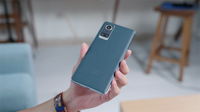 Máy còn sở hữu dung lượng RAM và bộ nhớ trong lớn, hỗ trợ 5G tiên tiến