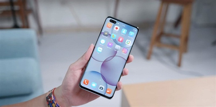 Dung lượng pin khá ổn và hỗ trợ sạc nhanh 30W