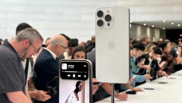iPhone 16 Pro Max có viên pin cực lớn và hỗ trợ sạc nhanh