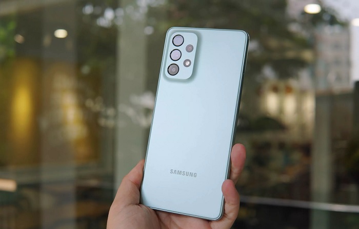 Nổi bật nhất ở mặt lưng của Galaxy A73 5G là hệ thống camera có thiết kế nổi lên