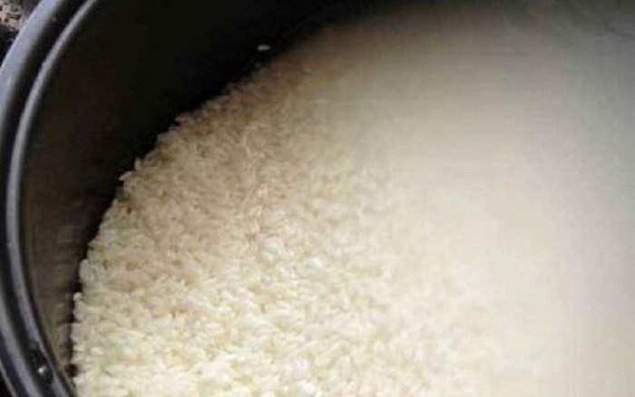 Cho quá ít nước khi nấu cơm khiến hạt gạo bị cứng và sượng