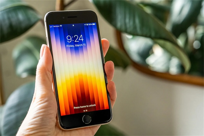 iPhone SE 2022 có các viền rất dày và chỉ được trang bị Touch ID
