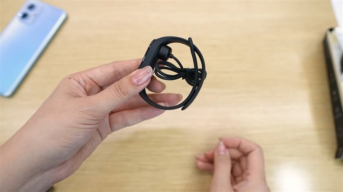 Thiết bị vẫn sử dụng dock sạc nam châm dạng tiếp xúc điểm - điểm