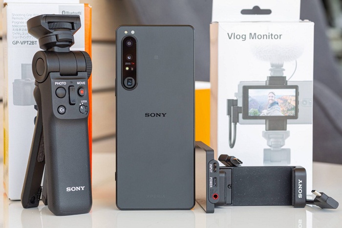 Sony cũng tặng kèm bộ phụ kiện Vlog Monitor cho người dùng đặt trước sản phẩm (tùy thị trường)