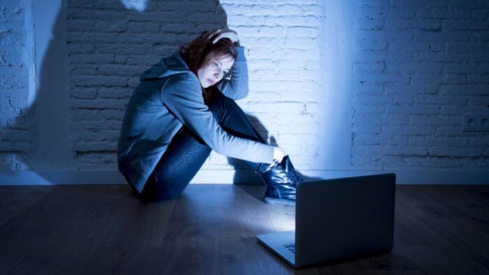 Những nguy hại của “stalking” trên mạng xã hội