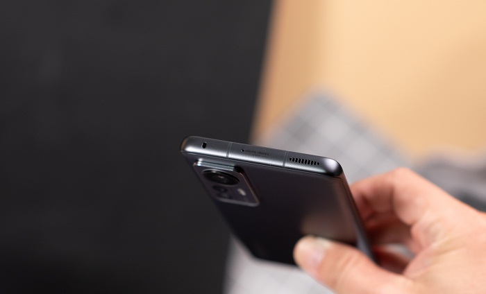 iPhone có RAM thấp hơn nhưng được tối ưu hóa iOS tốt nên khả năng đa nhiệm không thua kém Xiaomi 12