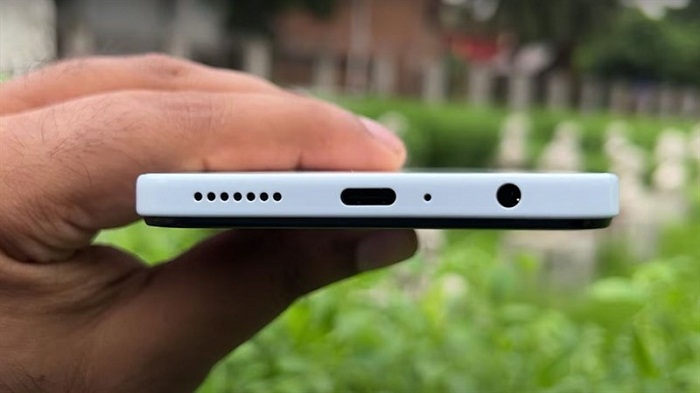 Cạnh dưới của Tecno Camon 19 Neo
