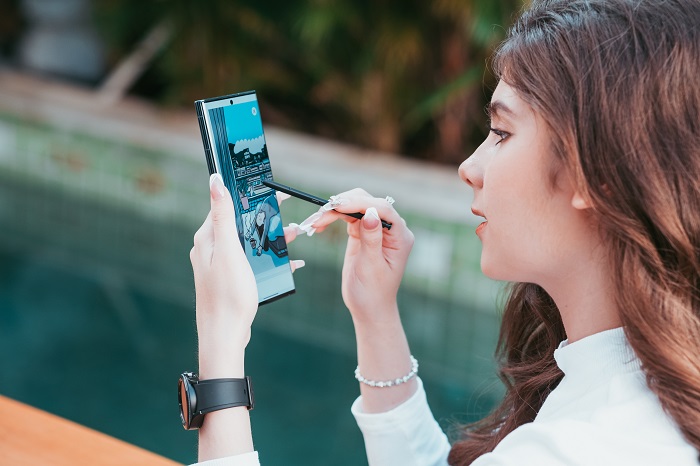 Galaxy S22 Ultra dễ dàng thu hút người dùng với trang bị hấp dẫn là chiếc bút S Pen bên trong thân máy