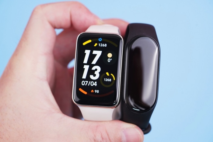 Xiaomi Band 7 Pro sở hữu màn hình chữ nhật lớn hơn hẳn Mi Band 7