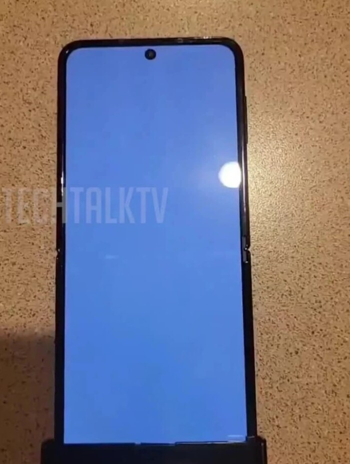 Màn hình thực tế Galaxy Z Flip4 được rò rỉ bởi TechTalkTV