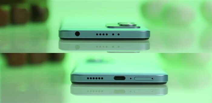 Cạnh trên Redmi K50i chứa dải loa và lỗ cắm tai nghe 3.5 mm, còn cạnh dưới cũng có cụm loa, sạc USB-C và khe cắm SIM