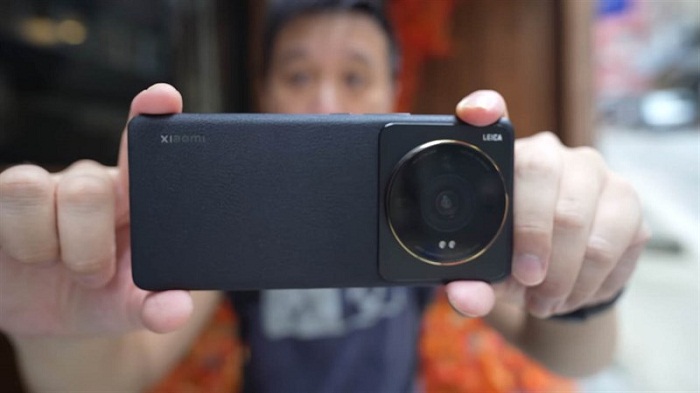 Nổi bật nhất ở mặt lưng của Xiaomi 12S Ultra chính là cụm camera sau, với sự hợp tác cùng Leica