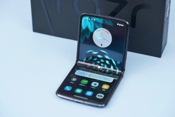 Mở hộp Moto razr 2022