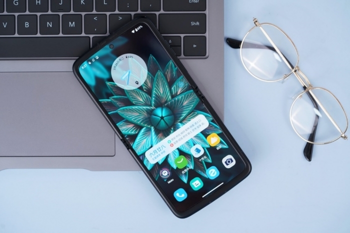 Mở máy gần như không có nếp gấp