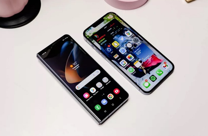 So sánh Samsung Galaxy Z Fold4 và iPhone 13 Pro Max