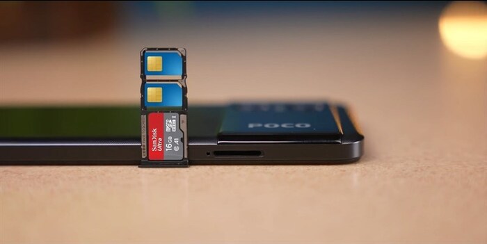 Cạnh trái của POCO M4 5G là khe chứa SIM và thẻ nhớ MicroSD