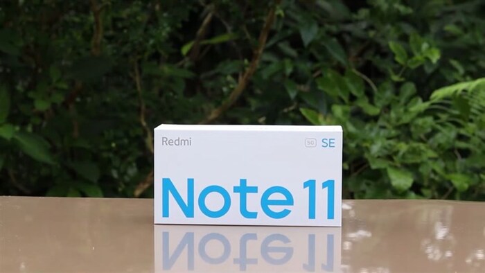 Tổng thể phần hộp đựng của Redmi Note 11 SE 5G với tông màu trắng chủ đạo
