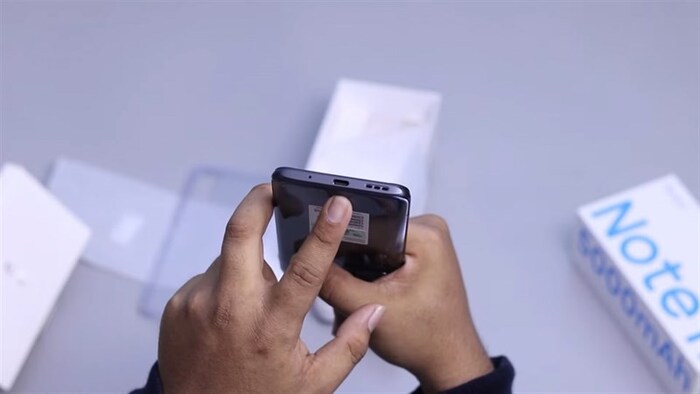 Cạnh dưới của Redmi Note 11 SE 5G sẽ bao gồm mic thoại, cổng USB Type-C và dải loa ngoài