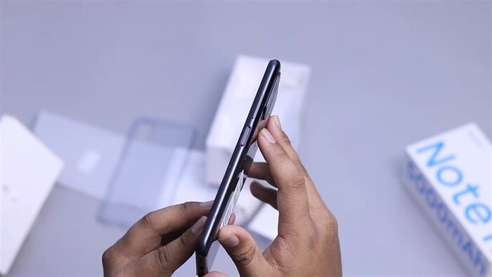 Cạnh phải của Redmi Note 11 SE 5G là nơi đặt nút nguồn tích hợp cảm biến vân tay cùng cụm phím tăng giảm âm lượng