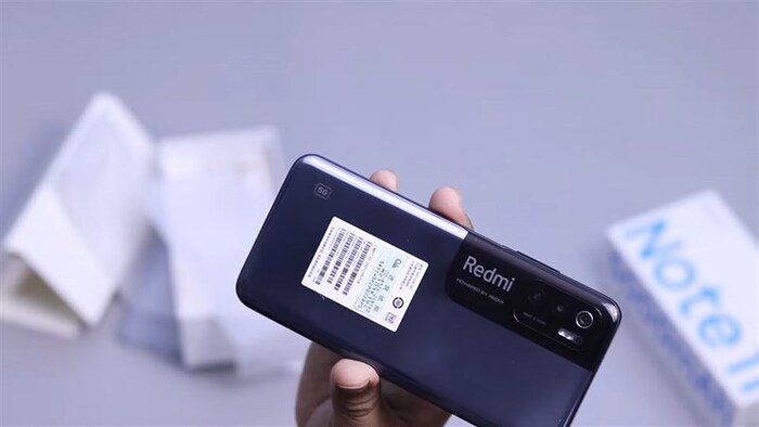 Redmi Note 11 SE 5G có tổng thể khá nổi bật và gọn nhẹ cho trải nghiệm sử dụng thoải mái khi cầm