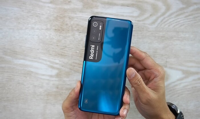 Thiết kế mặt lưng của Redmi Note 11 SE 5G nổi bật phần phần camera sau cùng logo Redmi cực lớn