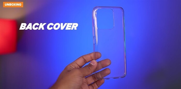 Bên trong hộp đựng chứa ốp lưng silicon