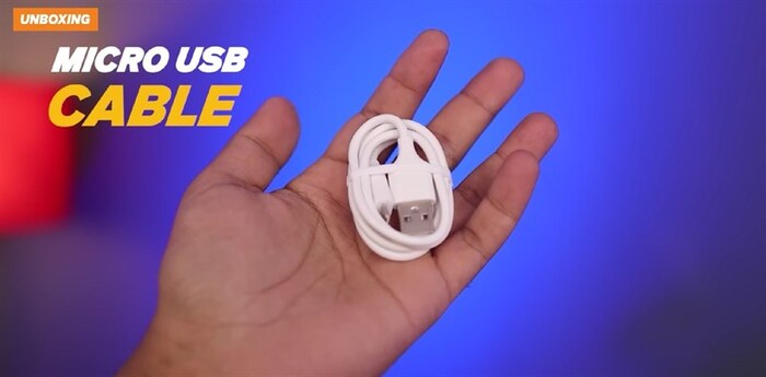 Ngoài ra, còn có dây sạc micro USB