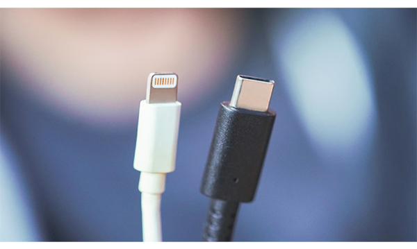 Cáp sạc Lightning truyền thống của Apple (bên trái) và USB-C (bên phải)
