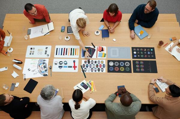 Một cuộc họp của nhóm thiết kế tại các bàn trung tâm của Apple Park 
