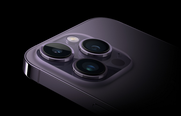 Thiết kế camera sau của hai phiên bản iPhone 14 Pro và iPhone 14 Pro Max với kiểu dáng đục lỗ ấn tượng và có đường kính to hơn so với phiên bản tiền nhiệm