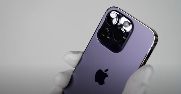 Cận cảnh iPhone 14 Pro màu tím đậm với màu sắc sang trọng, thời thượng, độc đáo