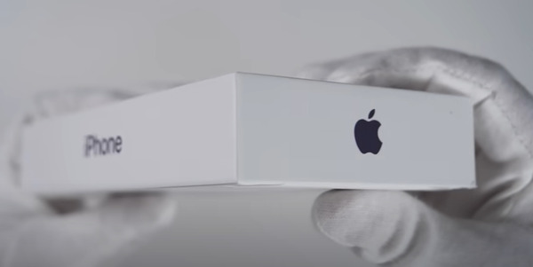 Logo Táo khuyết - Biểu tượng của Apple trên hộp đựng iPhone 14 Pro 