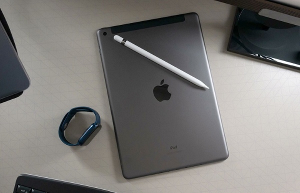iPad Gen 9 hỗ trợ kết nối với phụ kiện Apple Pencil và bàn phím thông minh