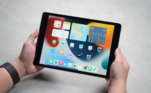 iPad Gen 9 sở hữu kích thước máy dày hơn so với các thế hệ tiền nhiệm