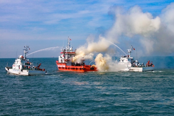 Phát tín hiệu SOS trong lĩnh vực tìm kiếm cứu nạn hỗ trợ hàng hải.