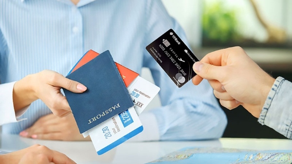 Khách hàng mang CMND/CCCD tới quầy giao dịch của ngân hàng