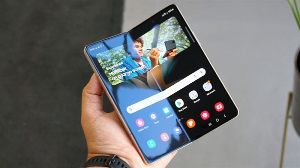 Ảnh thực tế của Galaxy Z Fold5 lộ diện với thiết kế bản lề mới và cụm camera sau