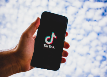 Cách chuyển vận đoạn Clip TikTok ko logo bên trên iPhone