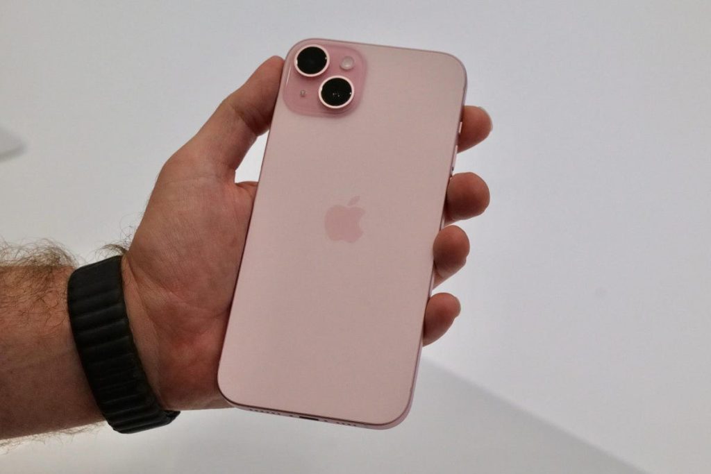 iPhone 15 màu Hồng ảnh thực tế nhìn từ mặt sau