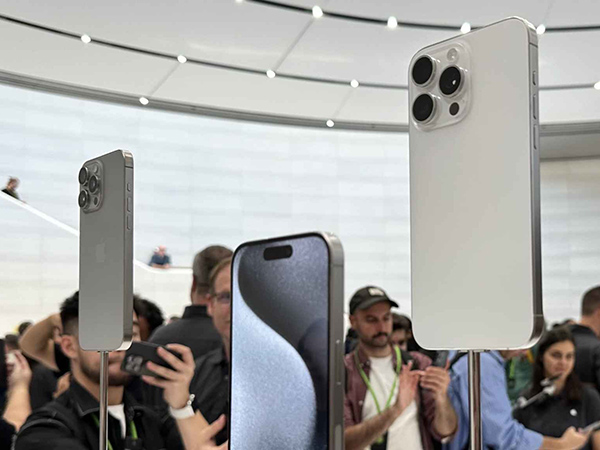 Camera iPhone 15 Pro Max nổi bật với ống kính tiềm vọng 